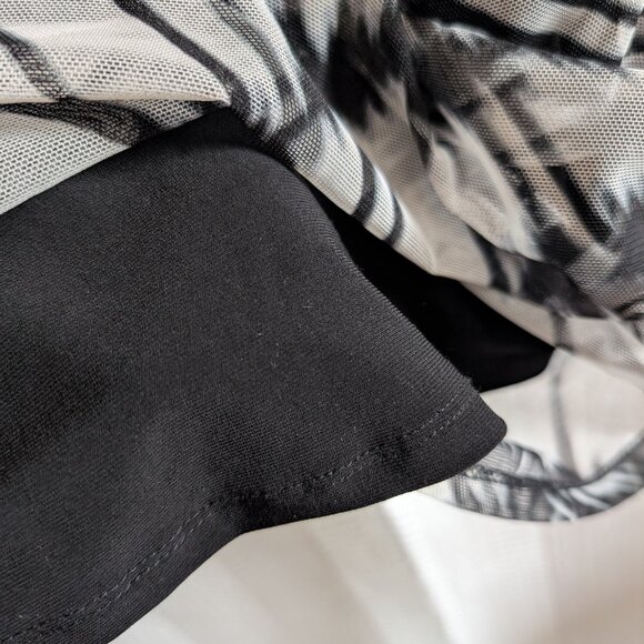 DKNY Short Sleeve Ruched Black & White Abstract Print Mesh Lined Top Medium - Picture 8 of 9